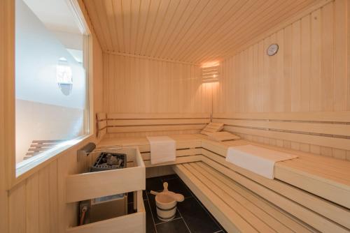 eine Sauna mit Holzwänden und -decken und Avisor in der Unterkunft Ahornallee - Ferienappartements in Kurort Bärenburg