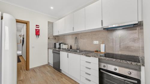 Modern 2BR with Balcony in Portimão by LovelyStay