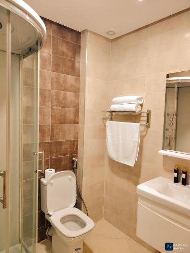 a bathroom with a toilet and a sink at Fantastique Appartement avec piscine sur la plage de Achakar de Tanger - proche du Cap Spartel & la Grotte d'Hercule de TANGER in Tangier