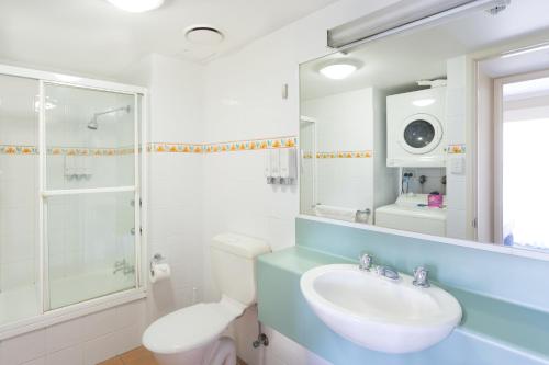 
a bathroom with a sink, toilet and bathtub at Riverside Hotel South Bank in Brisbane

