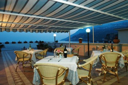 Un restaurant sau alt loc unde se poate mânca la Hotel Baia Verde