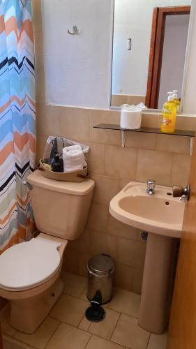 ein Badezimmer mit Toilette und Waschbecken in der Unterkunft Hotel Vidal in Pichilemu