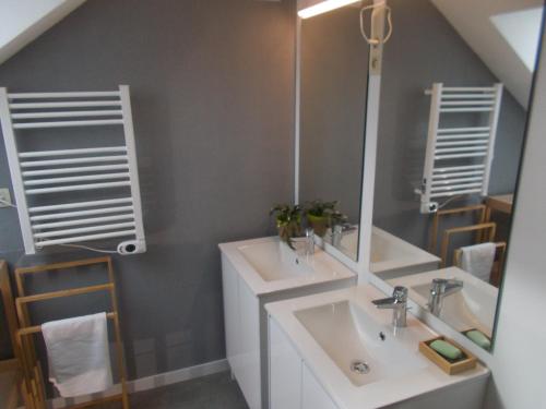 ein Badezimmer mit Waschbecken und Spiegel in der Unterkunft adoreu in Dinant
