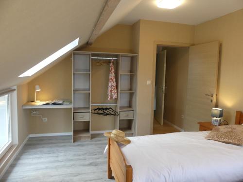 ein Schlafzimmer mit einem Bett und einem Bücherregal in der Unterkunft adoreu in Dinant