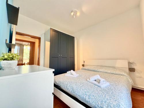a bedroom with a bed with two towels on it at Quarzo e Acquamarina in Lido Adriano