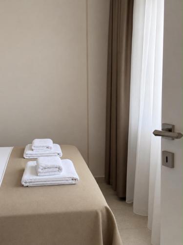 a room with a bed with white towels on it at Er Suite in Alanya