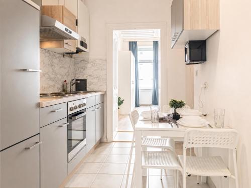 Comfy 2BR Apt Near U6 Station -Long Term Stay