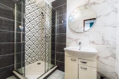 a bathroom with a sink and a mirror at Hotel Ferum in Šaca