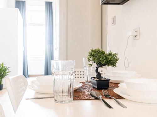 Comfy 2BR Apt Near U6 Station -Long Term Stay