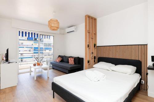 Upstays Studio 28m2 Balcony AC