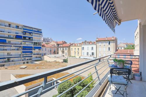 Upstays Studio 28m2 Balcony AC