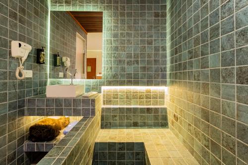 a bathroom with a cat laying on a tub at Spa Motel - Radial Leste in São Paulo