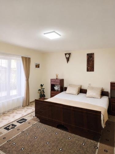 a bedroom with a large bed and a window at PIT STOP B&B Guesthouse in Urtsʼadzor