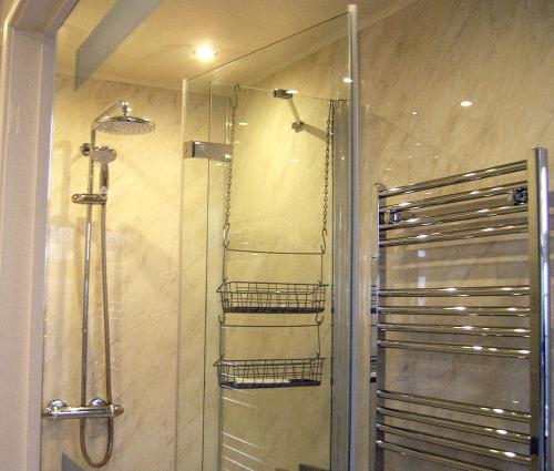 Bilik mandi di Picaroons - Friendly Bed & Breakfast Quiet with ample off-street parking