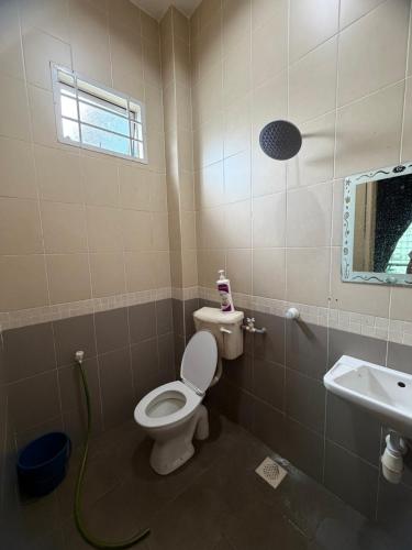a bathroom with a toilet and a sink at D Aida Homestay Bukit Katil in Kampong Bukit Katil
