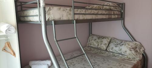 a couple of bunk beds in a room at La belleza del Tietar in Lanzahita