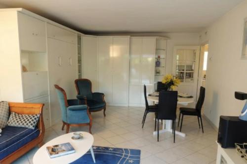 Apartment with pool and garden in Saint Aygulf