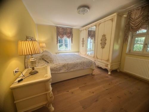 a bedroom with a bed and a table with a lamp at Zum Böhmen Ferienwohnung Fridericke in Bad Langensalza