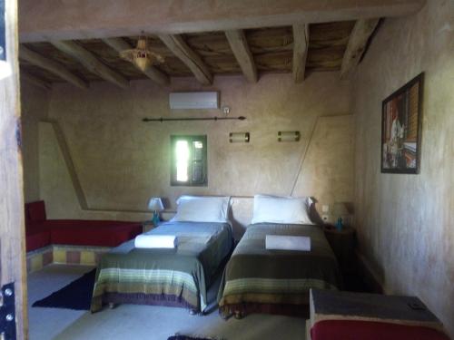 a bedroom with two beds in a room at La Kasbah d'Ouzoud in Ouzoud