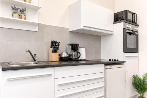 Modern & Cozy 1BR Apt for long Stay with TV & WiFi