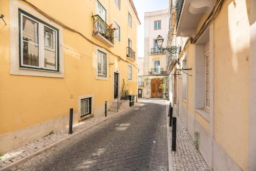 Bica lisbon sunshine central bright and cozy apt