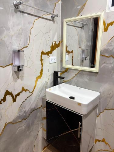 a bathroom with a white sink and a mirror at Edificio Villa Linda Urb El Parque in Barranquilla