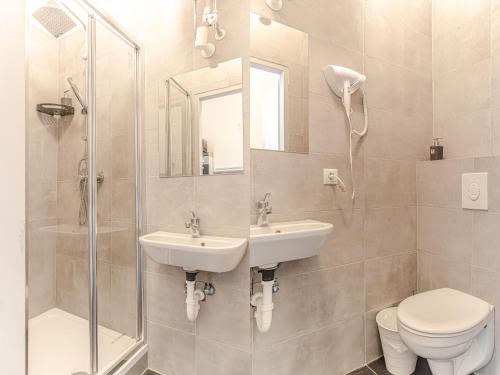 Modern & Cozy 1BR Apt for long Stay with TV & WiFi
