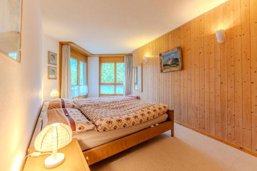 a bedroom with a bed and a window at Charmante Wohnung im Dorfkern in Klosters