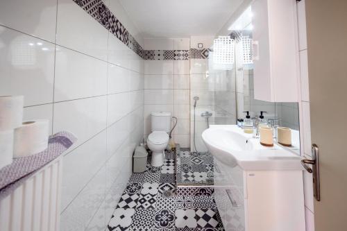 ein weißes Badezimmer mit Toilette und Waschbecken in der Unterkunft teris123 in Florina