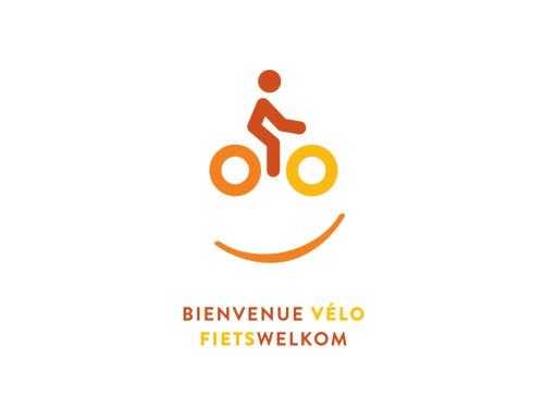 a man riding a bike logo at B&B Le Bois de Champia in Huy
