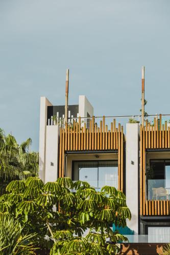 a building with a palm tree in front of it at H Boutique Peña Parda in La Herradura
