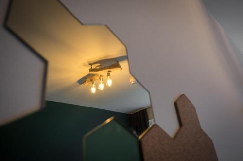 espejo reflejo de una luz en una habitación en Linden Hotel, en Ámsterdam
