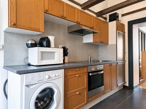 Charming 2BR Apartment 11-Min to Meidling Station