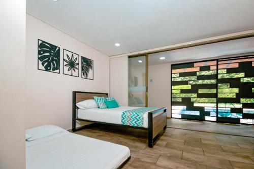 a bedroom with two beds and a window at Finca los Colores Villavicencio in Villavicencio