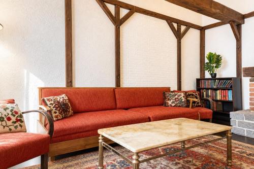 Charming 2BR Apartment 11-Min to Meidling Station