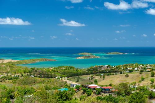 a view of the islands in the ocean at Villa Alizé Kreyol in Le François