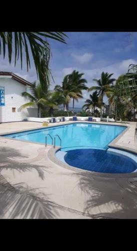 ein großer Swimmingpool mit Palmen im Hintergrund in der Unterkunft Via marina in Same