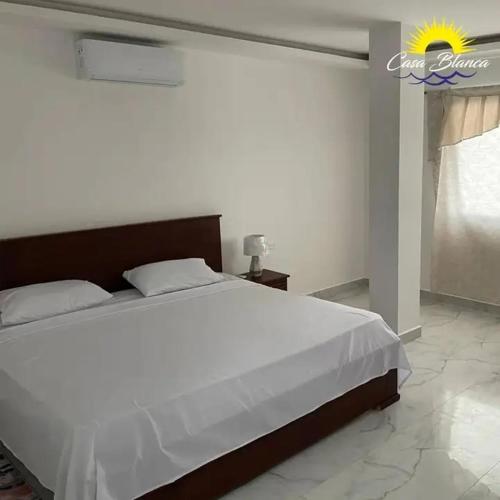 ein Schlafzimmer mit einem großen weißen Bett mit weißer Bettwäsche in der Unterkunft Via marina in Same