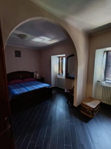 a bedroom with a bed in a room with an arch at La casa dei Ruc in Capo di Ponte