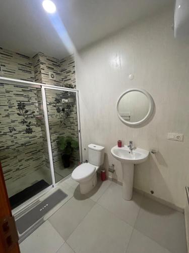 a bathroom with a toilet and a shower and a sink at Beach 2 Min - Bright Central Studio - AC in Santa Maria