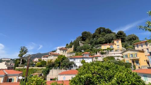 Villa Menton La Pomponette climatisée écrin de verdure a deux pas du centre