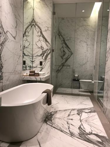 Un baño de Roseate House New Delhi