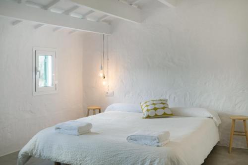 A bed or beds in a room at Cas Conco