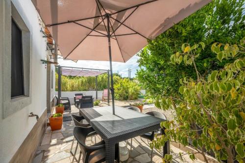 GuestReady - Quaint house with Patio