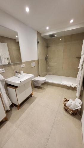 a bathroom with a sink and a toilet and a tub at FeWo Panoramablick Geislingen in Geislingen an der Steige
