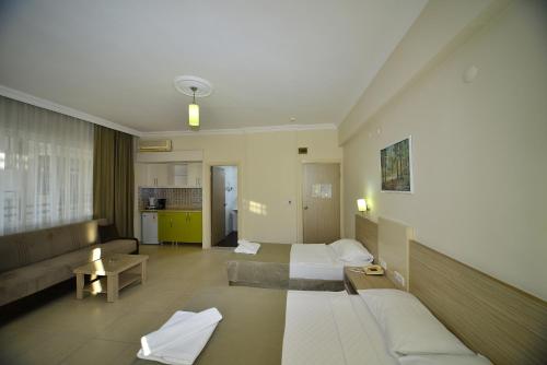 アランヤにあるPrince Apart & Hotelのベッドとソファ付きのホテルルーム