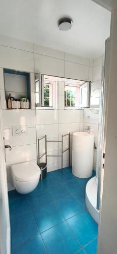 a bathroom with a tub and a toilet and a sink at FeWo Sartorius am Hemsberg in Bensheim