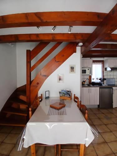 a dining room with a table and a kitchen at Gite Pinot Blanc n°3 à Kaysersberg in Kaysersberg