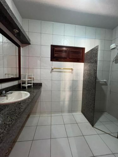 a bathroom with a sink and a mirror at Casa com piscina em Canoa Quebrada in Canoa Quebrada