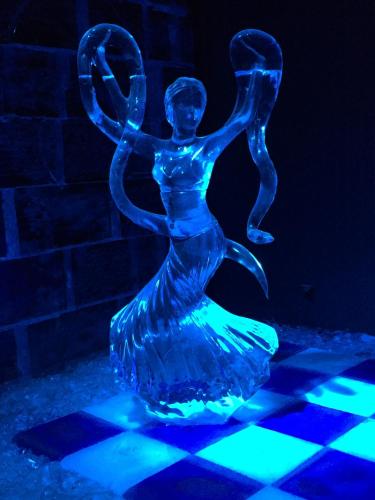 a blue lighted statue of a woman dancing at Bergschlößchen in Jüterbog